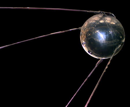Imagen en color del satélite Sputnik 1.