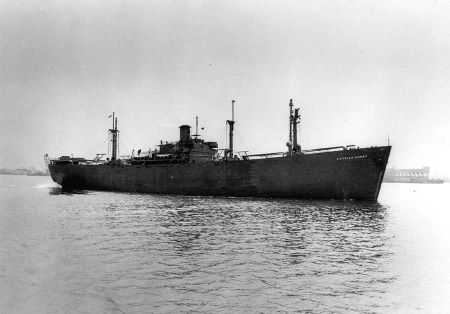 Fotografía en blanco y negro del SS Patrick Henry en el agua.
