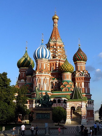 Imagen de una iglesia multicolor con cúpulas en forma de cebolla.