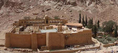 Una imagen de un antiguo monasterio de piedra en el desierto.