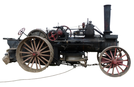 Un viejo tractor negro antiguo con un tubo alto en la parte delantera