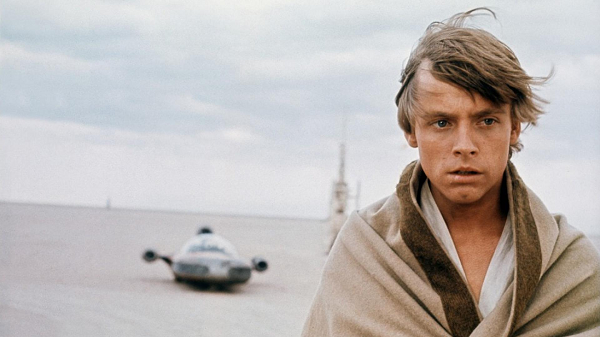 Fotograma de la película de Luke Skywalker inspeccionando su casa destrozada en Tatooine