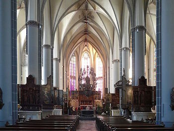 Interior de la iglesia de salón alemán