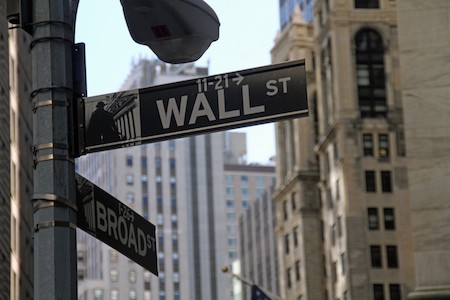 Un cartel de Wall Street en un poste en Wall Street