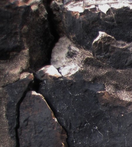 Un muro de piedra ennegrecido por el hollín