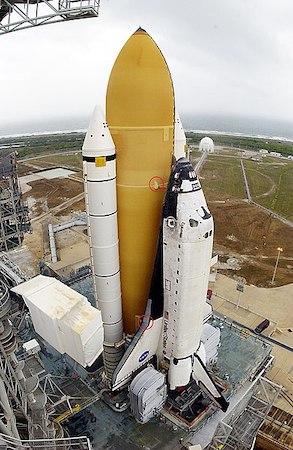 Una fotografía de la STS-107 en la plataforma de lanzamiento antes de despegar.