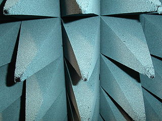 Absorbentes de sonido como los que se utilizan en los estudios.