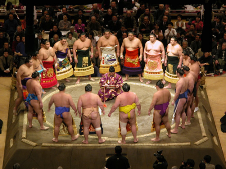Luchadores de sumo realizando dohyo-iri