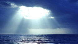 La energía del sol hace que el agua se evapore