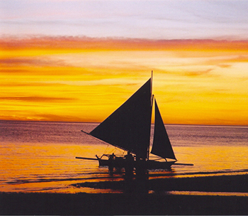 Imagen de velero al atardecer