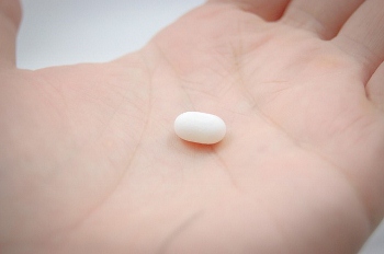 Pequeña píldora blanca