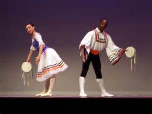 tarantella pareja bailando con percusión