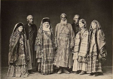 Imagen del pueblo tártaro en ropa tradicional