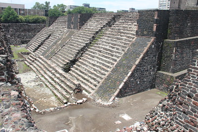 Fotografía que muestra las ruinas de un edificio que contaba con una larga escalera.