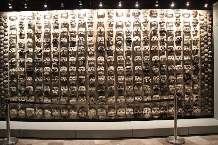 Foto del Skull Rack excavado en las ruinas del Templo Mayor en Tenochtitlan