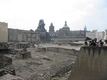 La Catedral colonial y las ruinas del Templo Mayor en la Ciudad de México