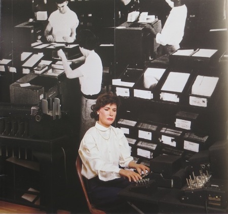 Las mujeres procesan datos utilizando tarjetas perforadas en esta fotografía en color de la década de 1930.