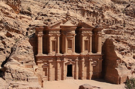Edificios excavados en una montaña.