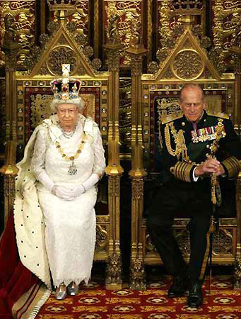 La reina y su esposo se sientan en sus tronos
