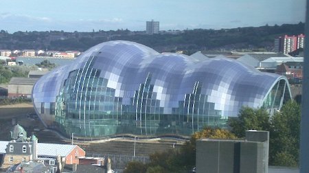 Edificio metálico en una ciudad.