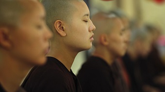 Monjas meditando