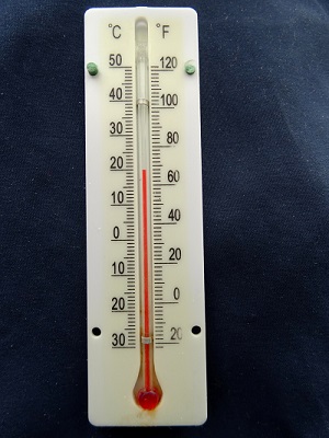medición de temperatura usando un termómetro