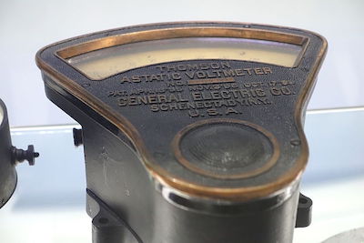 Fotografía de un antiguo dispositivo mecánico de GE utilizado para medir voltaje.