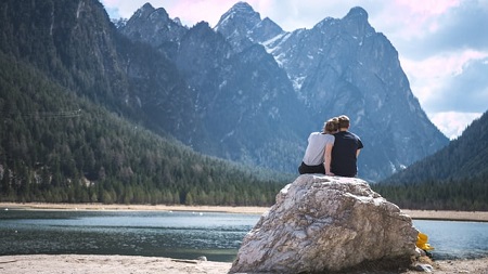 Una pareja romántica pasando un tiempo tranquilo juntos en la naturaleza.
