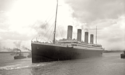 Imagen en blanco y negro de un gran barco, el Titanic, partiendo del puerto de Southampton.