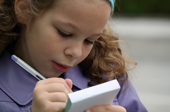 niño escribiendo