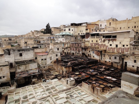 Una foto de barrios marginales decrépitos