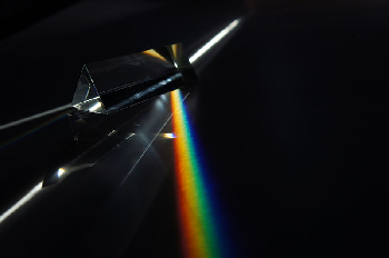 Prisma triangular que refleja la luz