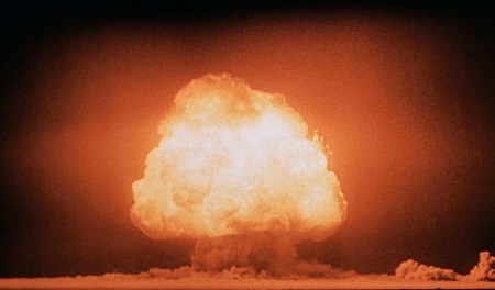 nube en forma de hongo de una explosión nuclear