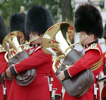Una tuba produce sonido de baja frecuencia