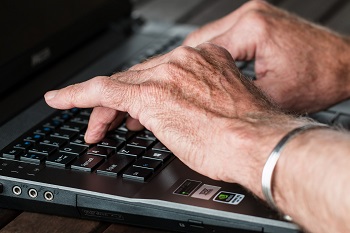 imagen de manos ancianas escribiendo