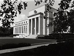 Fotografía en blanco y negro del exterior del edificio de la Reserva Federal en Washington, DC.