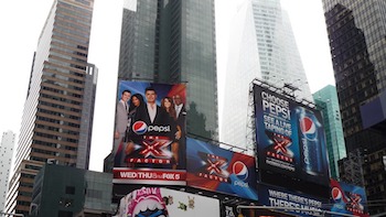 Un grupo de vallas publicitarias de Pepsi en el lateral de un edificio.