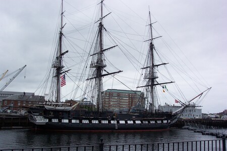 La Constitución del USS tras su más reciente restauración. El gran barco de madera está atracado en el puerto, con las velas atadas y el ancla echada.