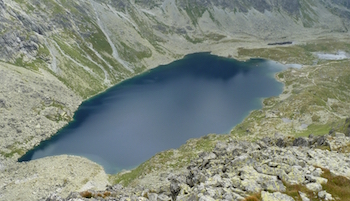 Lago glacialmente represado