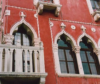 Arcos conopiales en el edificio veneciano en Eslovenia