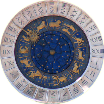 Reloj astrológico circular con diseños celestes