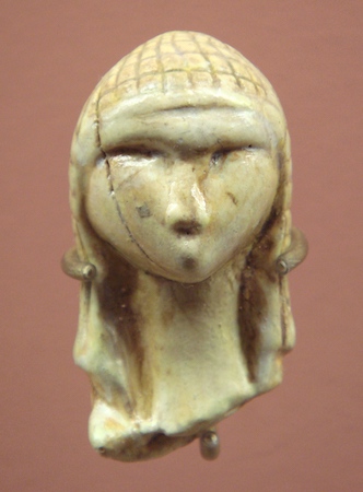 Un busto de mujer con una grieta en el lado izquierdo.