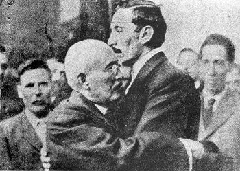 Victoriano Huerta abrazando a Pascual Orozco