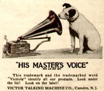 Uno de los primeros anuncios de la Victrola que mostraba a un perro escuchando un dispositivo con un objeto parecido a una bocina. El texto dice la voz de su amo. Esta marca registrada y la palabra registrada Victrola identifican todos nuestros productos. ¡Mira debajo de la tapa! Busque en la etiqueta Victor Talking Machine Company, Camden, NJ