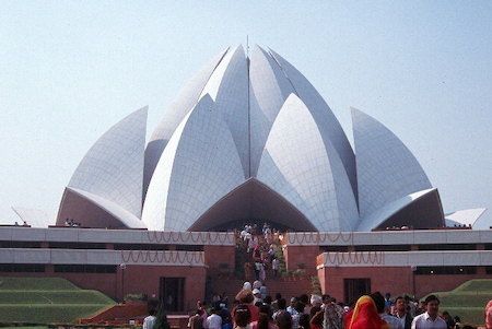 Una imagen del Templo del Loto en Nueva Delhi, que muestra la forma del edificio como una flor de loto.