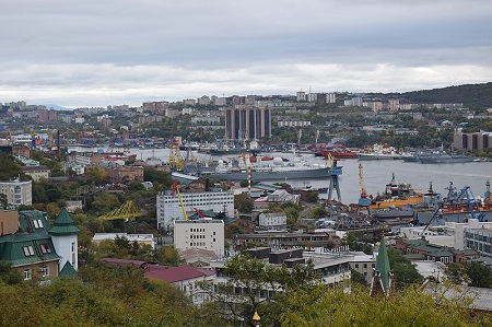 Foto de Vladivostok con edificios y árboles.
