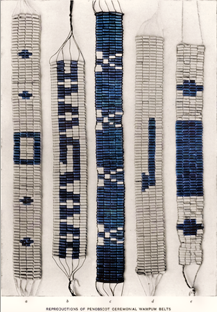 Una fotografía de cinco cinturones de wampum, cada uno con un diseño diferente en azul y blanco.