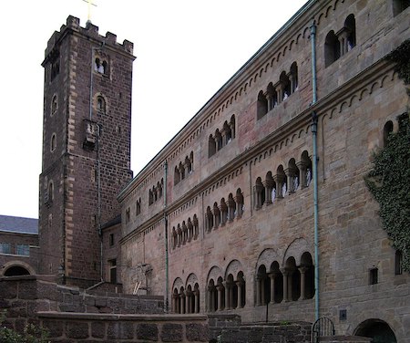 Una fotografía de la torre principal del castillo de Wartburg, que está hecha de piedra.