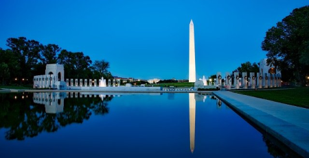 Monumento a Washington junto a la piscina reflectante en la noche