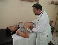 Mujer recibiendo atención médica